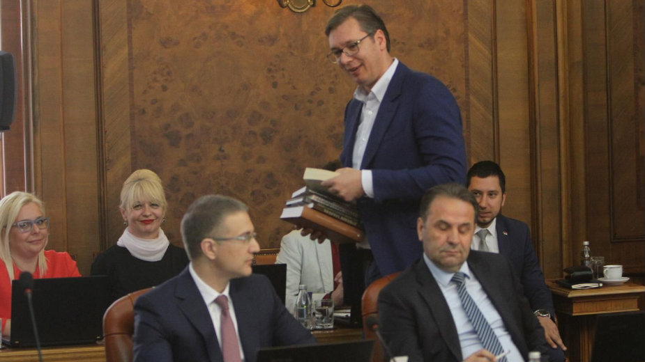 Koje knjige su ministri dobili od Vučića? 1