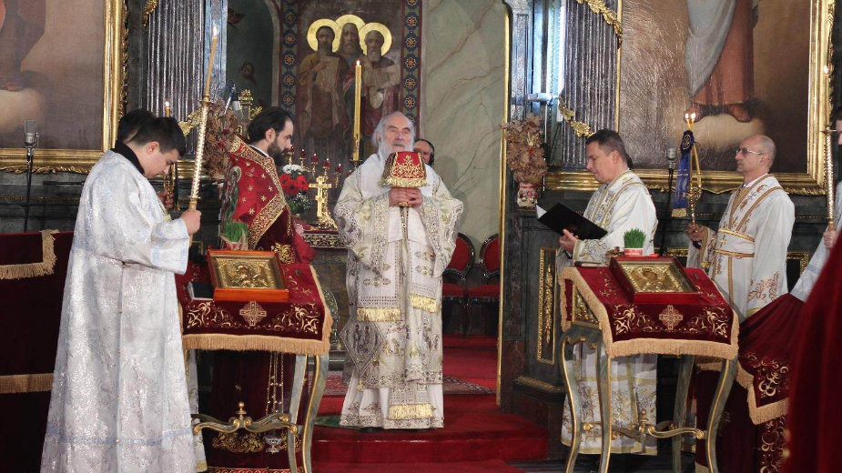 Iza zatvorenih vrata o smenama vladika 1