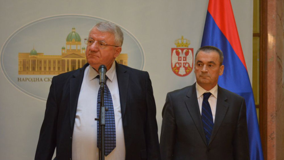 Šešelj psovao hrvatsku delegaciju i izgazio hrvatsku zastavu 1