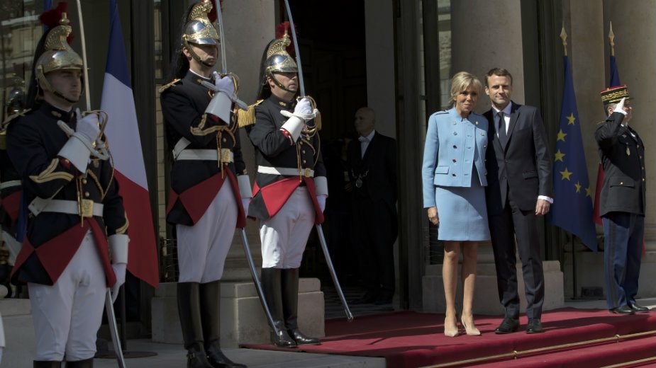 Makron preuzeo dužnost 2