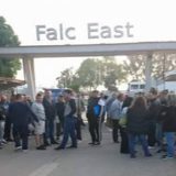 Radnici ispred fabrike potpisuju pristupnice sindikatu 4