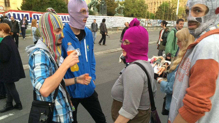 Protest protiv diktature: Delio se "Sorošev dolar" 2 Protest protiv diktature: Delio se "Sorošev dolar" 2