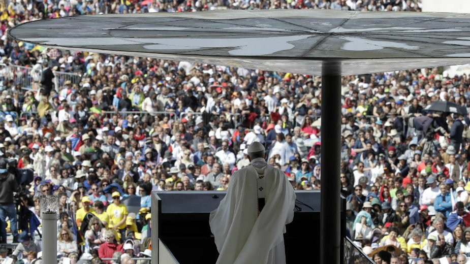 Stotine hiljada ljudi dočekalo papu u Portugaliji 1