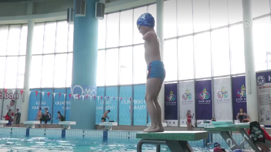Dečak bez ruku osvojio zlato u plivanju (VIDEO) 1