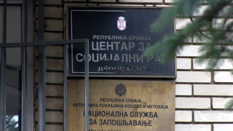 Pucano na prostorije gradonačelnika Leposavića 1