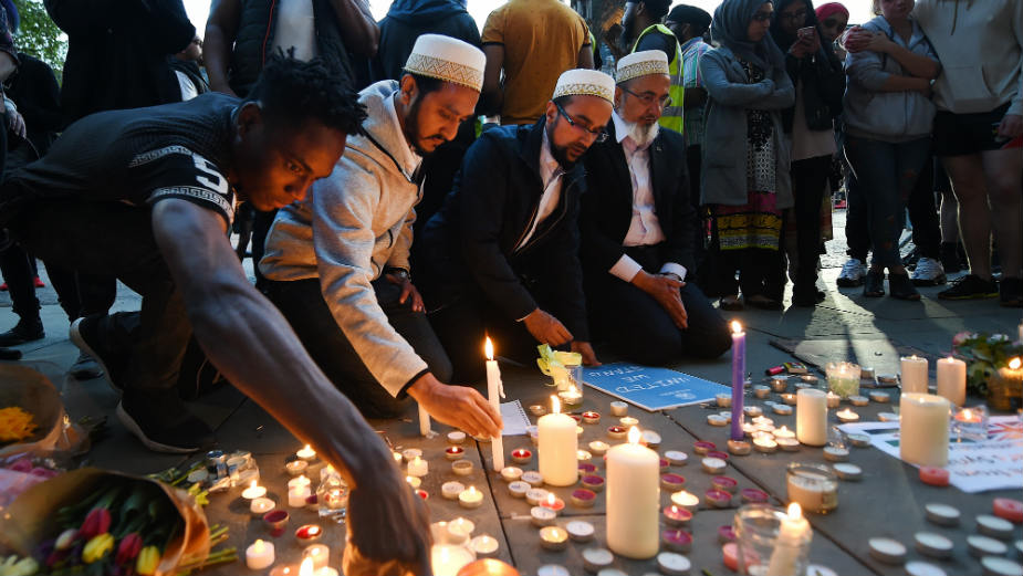 Muslimanske zajednice pomažu žrtvama napada u Mančesteru 1