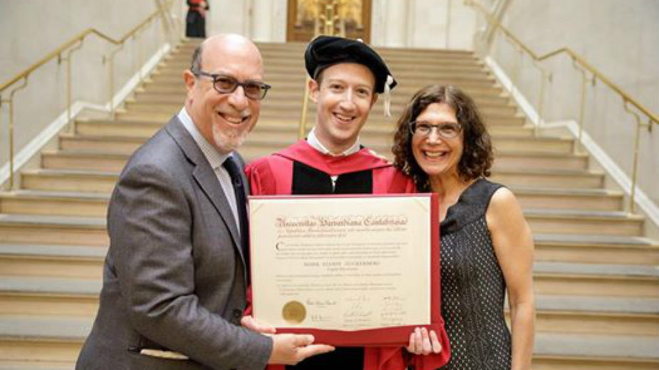 Zakerberg dobio počasnu diplomu Harvarda 1