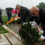 Mladenović položio venac na spomen-obeležje kineskim novinarima 1