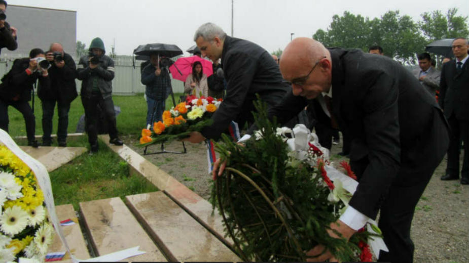Mladenović položio venac na spomen-obeležje kineskim novinarima 1
