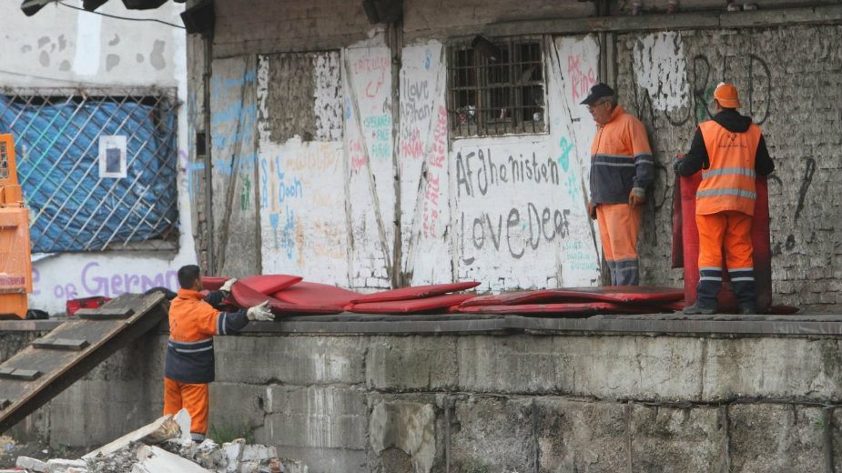 Iz centra Beograda prebačeno oko hiljadu migranata u prihvatne centre 2 Iz centra Beograda prebačeno oko hiljadu migranata u prihvatne centre 2
