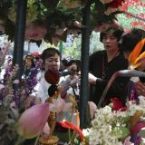 Budisti slave Budin rođendan 3