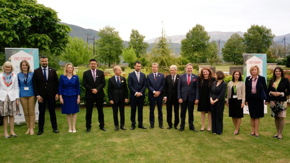 Misli makroregionalno, deluj lokalno 1