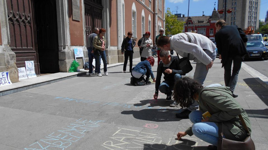 Protest u Vršcu: Nezadovoljstvo ispisano na trotoaru 1