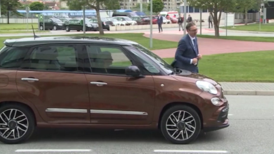 Vučić provozao novi model fiata 500L 1
