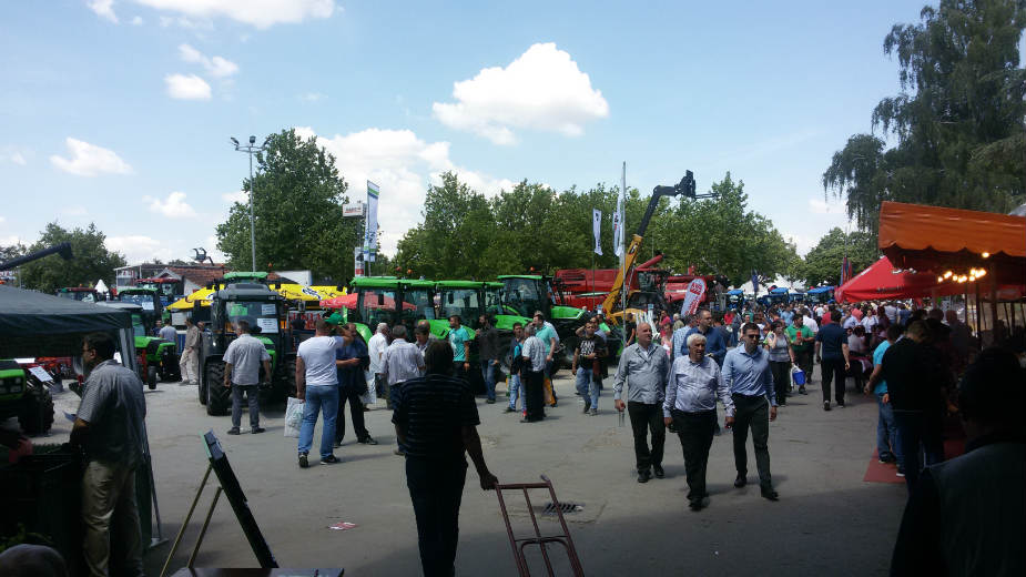 "Traktorizacija" Srbije uz podršku države 1 "Traktorizacija" Srbije uz podršku države 1