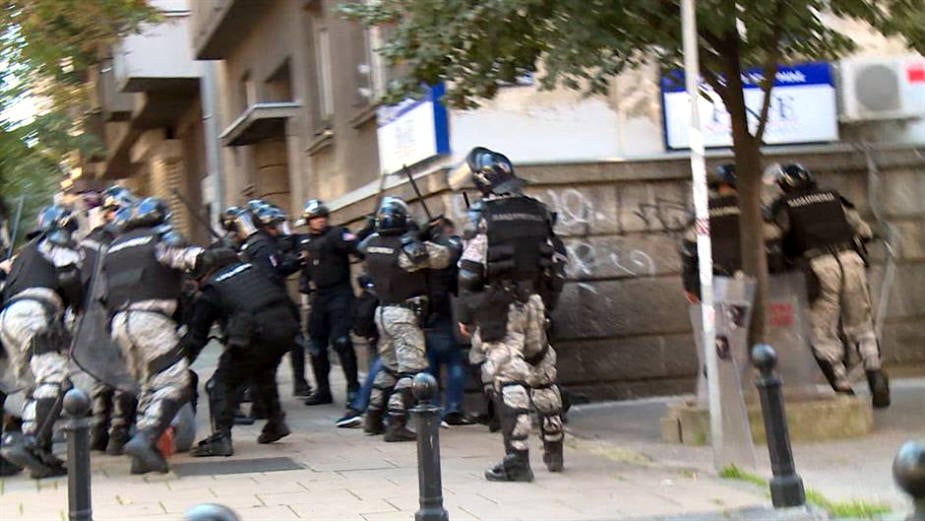 Svedok: Vučić i Mali napadali kordon policije 1
