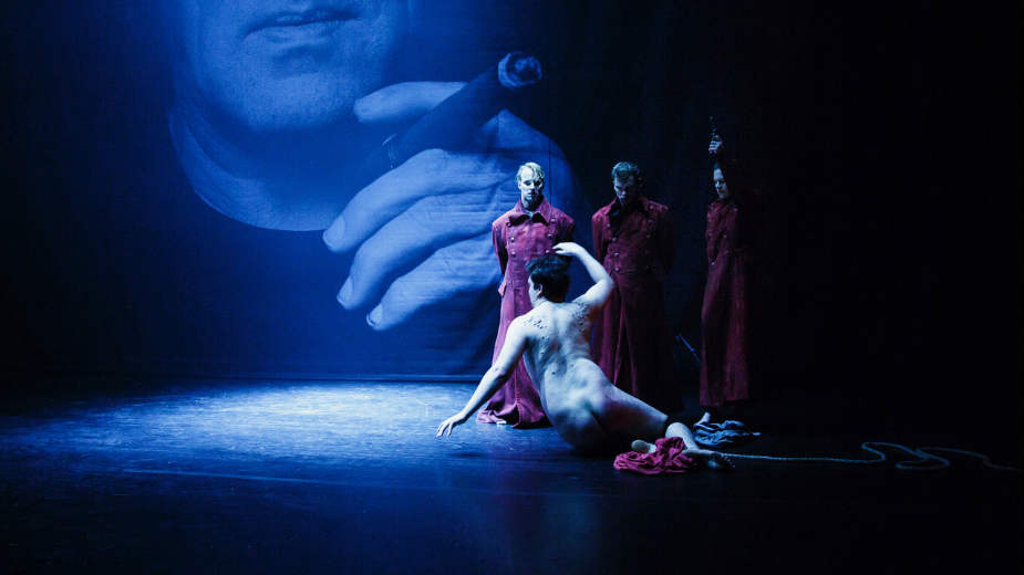 Čovek, kao hrčak u kavezu, na točku revolucije 1