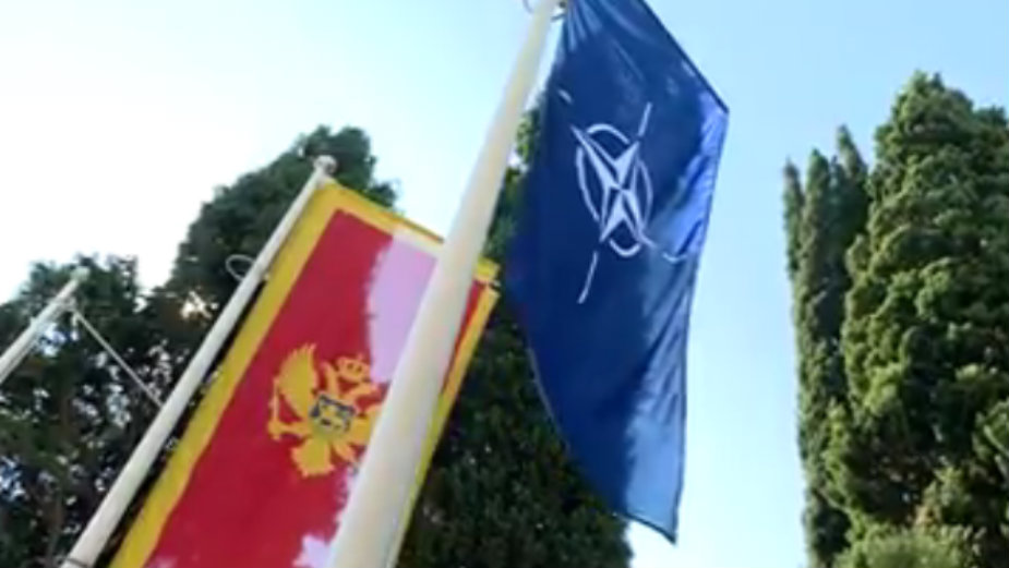 Od jutros zvanično pored crnogorske i zastava NATO (VIDEO) 1