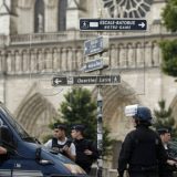 Pucnji i panika kod pariskog Notr dama 12