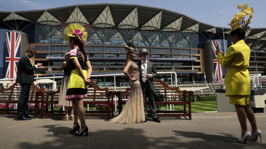 Neobični šeširi na konjičkim trkama u Askotu 4