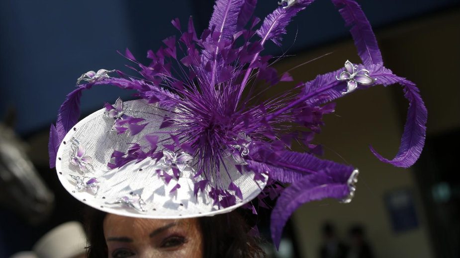 Neobični šeširi na konjičkim trkama u Askotu 6