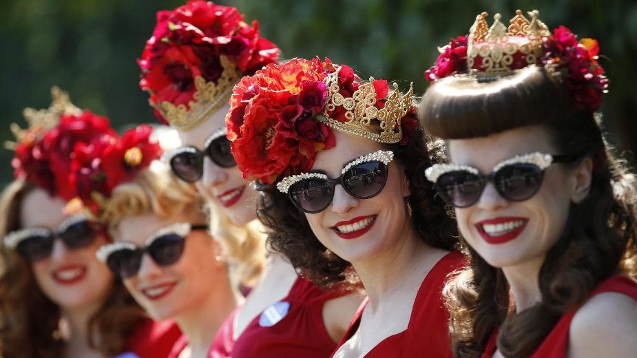 Neobični šeširi na konjičkim trkama u Askotu 5