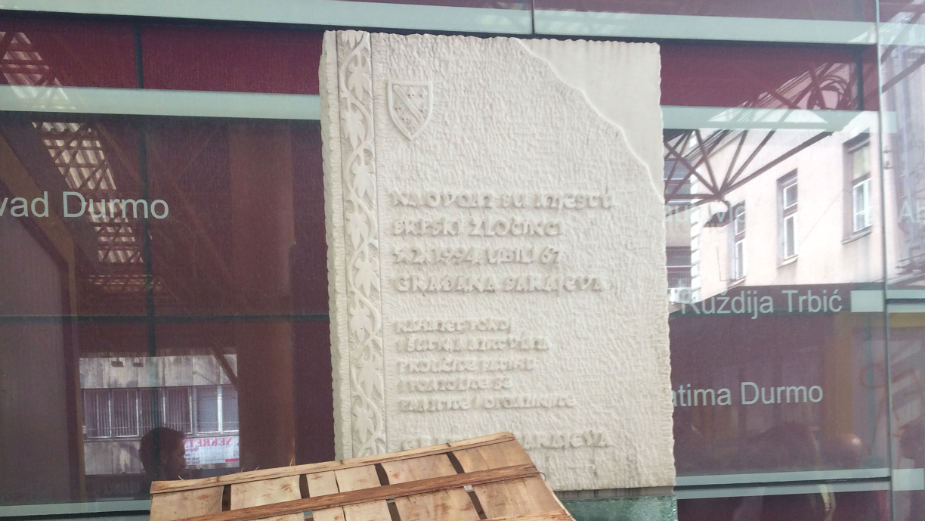 Spomenici za ubijene i gajbice na Markalama 1