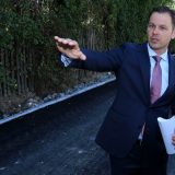 Mali: Cveće na stubovima javne rasvete 10