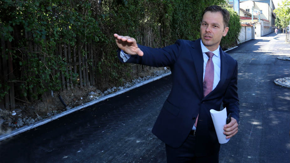 Mali: Cveće na stubovima javne rasvete 1