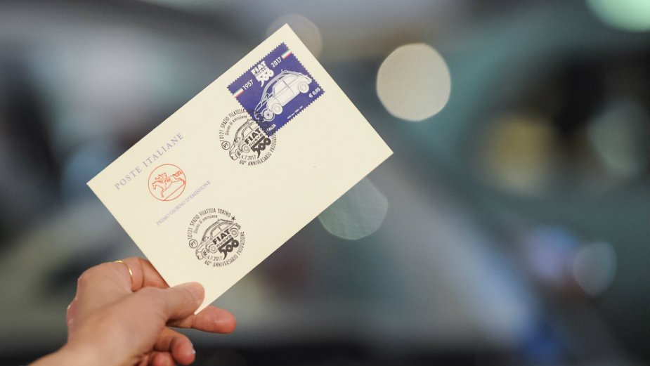 Poštanska markica posvećena Fiat 500 1