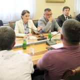 Premijerka i ministri posrednici u dogovoru o ceni malina 4