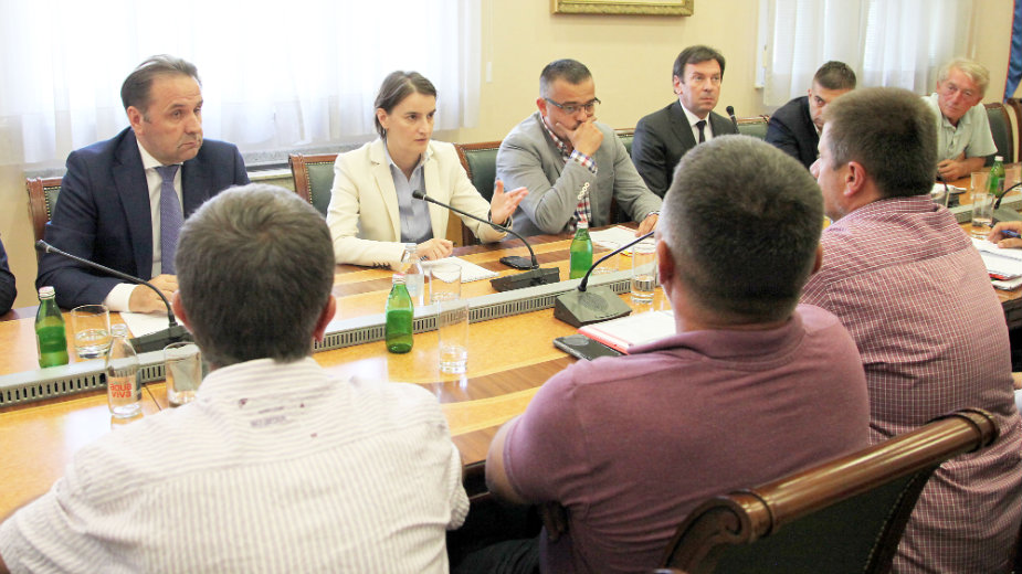 Premijerka i ministri posrednici u dogovoru o ceni malina 1