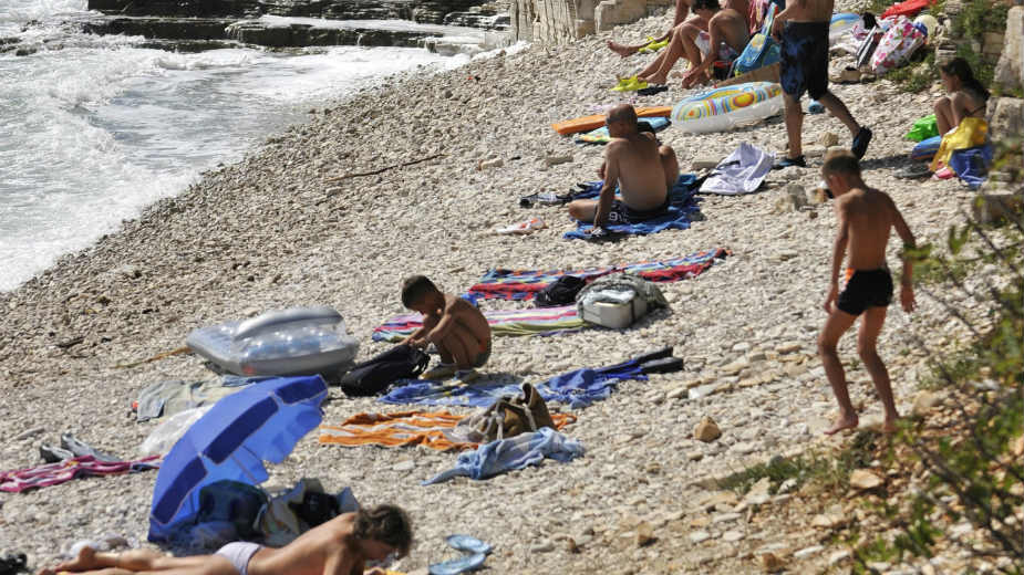 Zabranjeno šetanje u kupaćem po ulicama Hvara 1