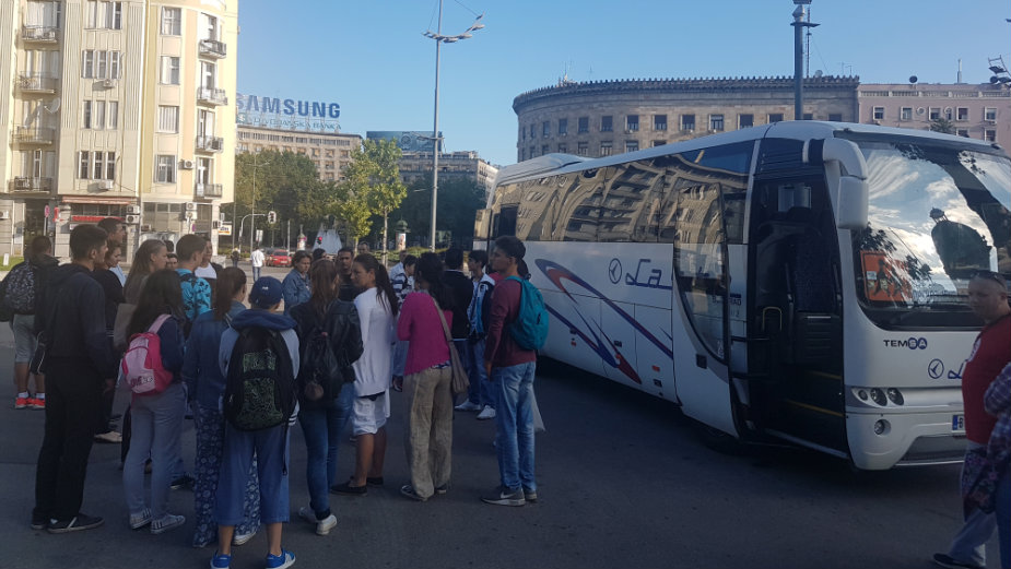 "Autobusom sreće" krenulo 20 beogradskih đaka 1