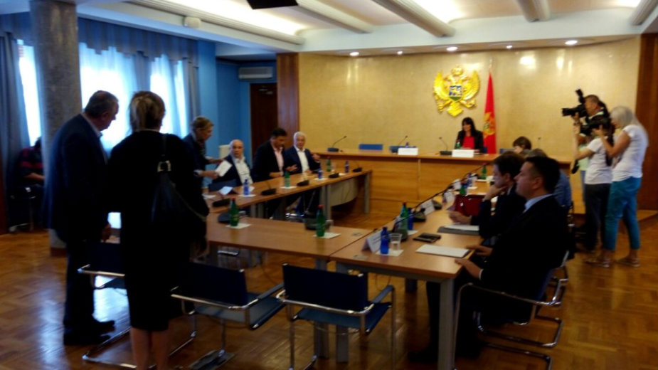 CG: Odbor za ukidanje imuniteta poslanicima DF-a 1 CG: Odbor za ukidanje imuniteta poslanicima DF-a 1