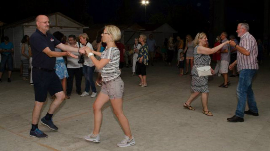 Novosađane oduševila još jedna igranka na Štrandu 1 Novosađane oduševila još jedna igranka na Štrandu 1