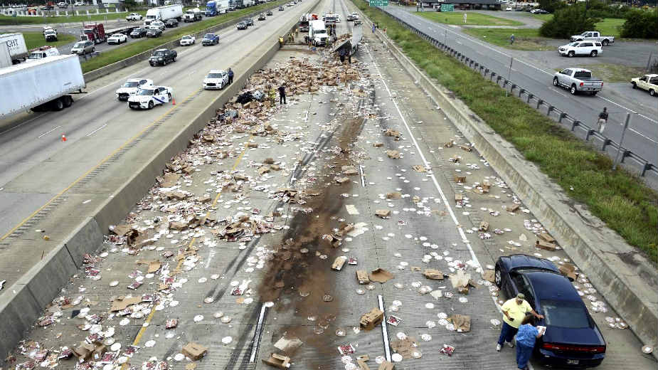 SAD: Autoput zatvoren zbog prosutih pica 1