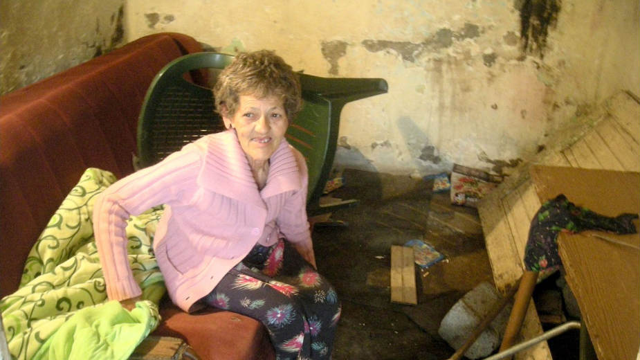 Starica prosi da bi preživela 1