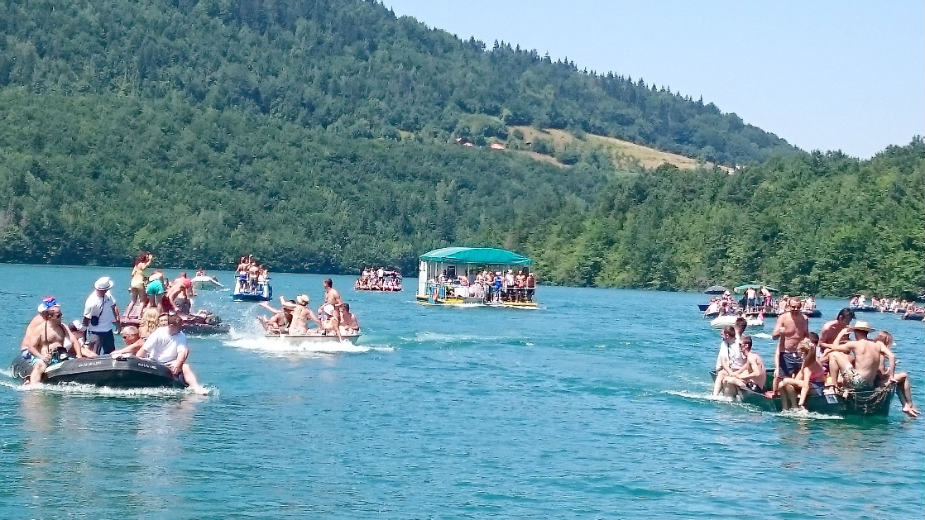 Čamcima kroz kanjon Uvca 1