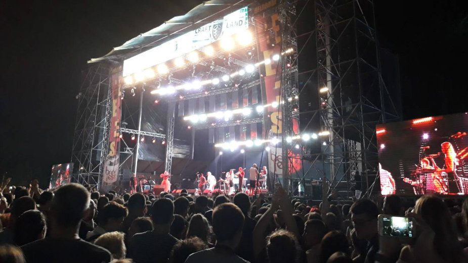 "Ay Carmela" sa ulica na Ušće 2 "Ay Carmela" sa ulica na Ušće 2