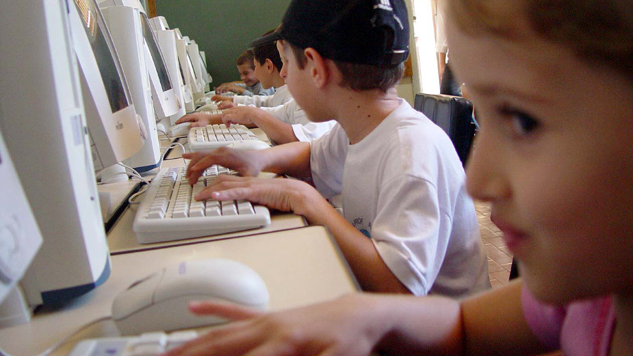 Deca koriste digitalne uređaje od 4. godine 1