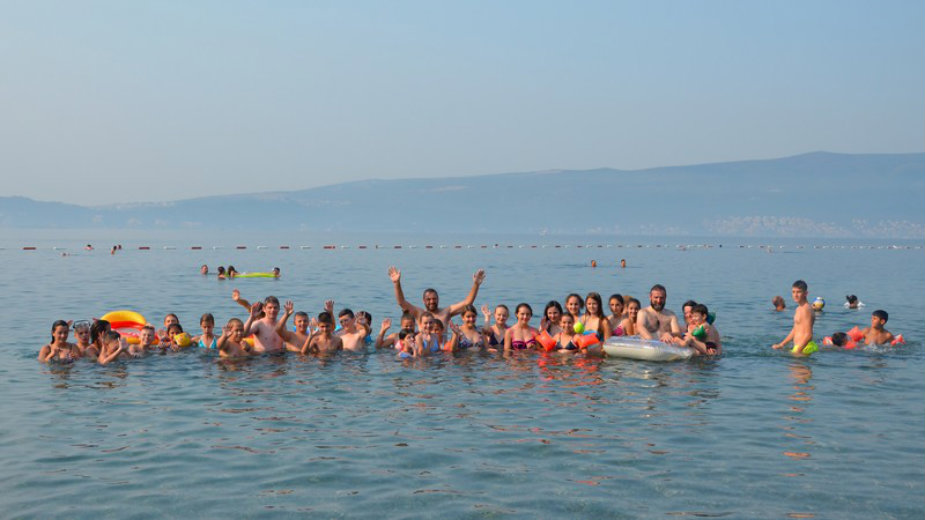 Deca iz kosovskih enklava prvi put na moru 1
