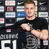 Crvena jagoda na crno-beloj torti 14