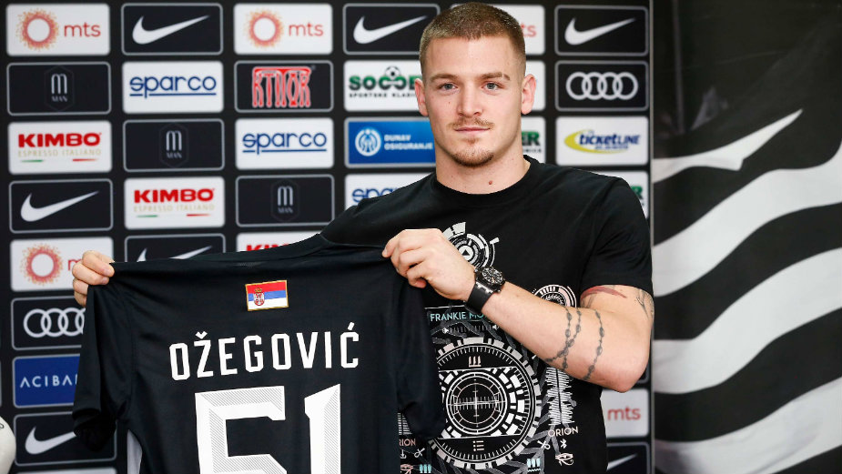 Crvena jagoda na crno-beloj torti 1 Crvena jagoda na crno-beloj torti 1