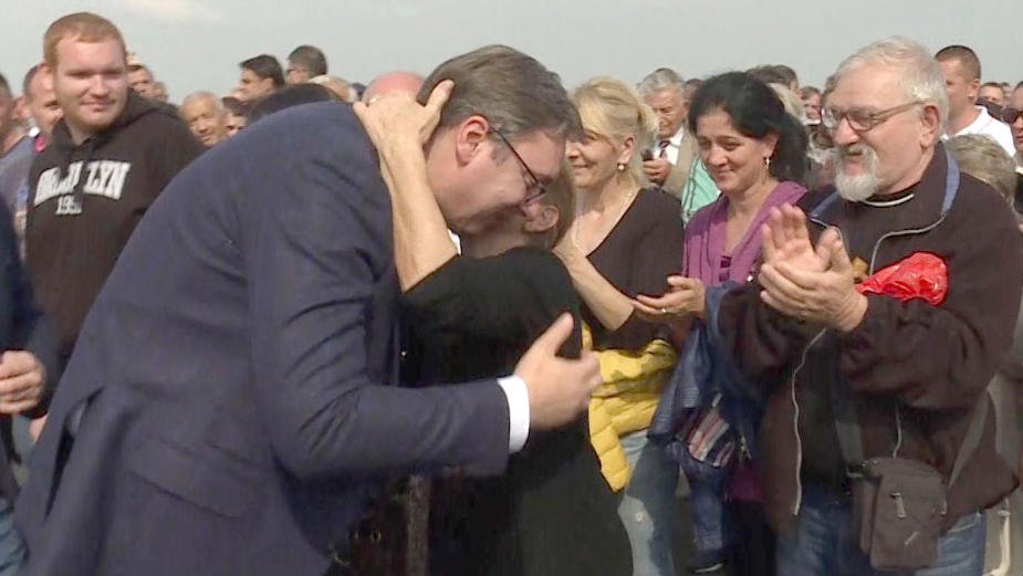 Za Vučićem u Jazaki došlo 20 autobusa sa pristalicama SNS 1