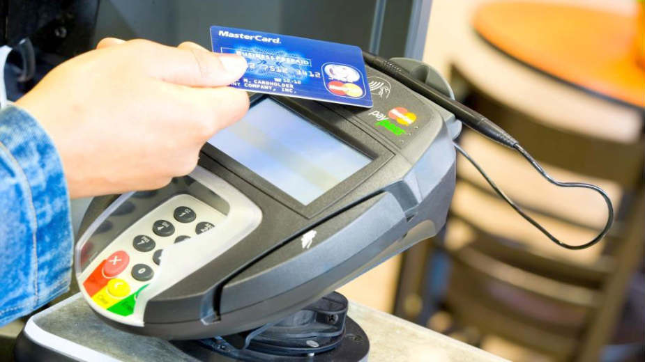 Masterkard: Hranu debitnom karticom, nameštaj na rate 1