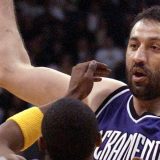 Divac produžio ugovor 13