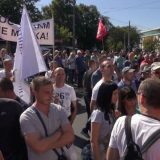 Završen protest Dveri i ZS, povređene novinarke, priveden napadač (VIDEO) 1