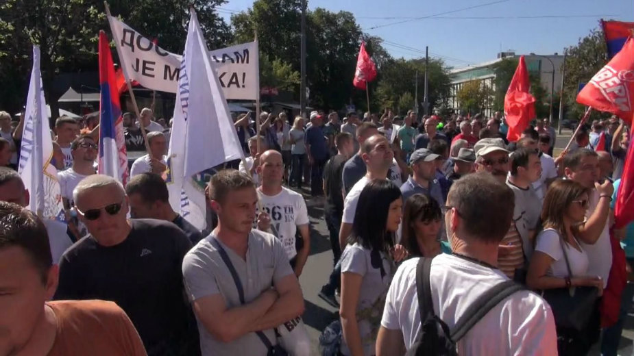 Završen protest Dveri i ZS, povređene novinarke, priveden napadač (VIDEO) 1