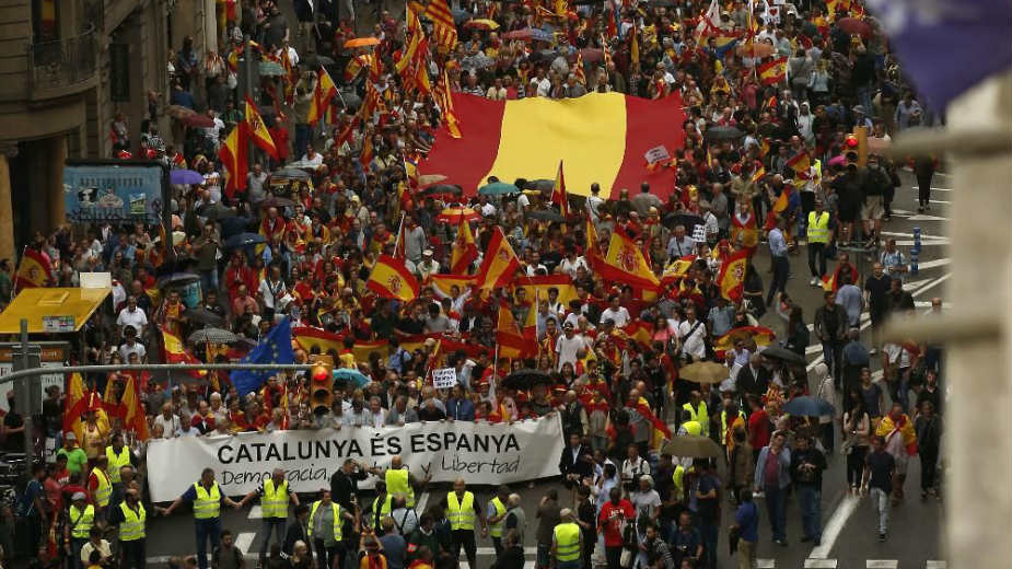 Protesti u Španiji, zapaljena zastava Katalonije 1